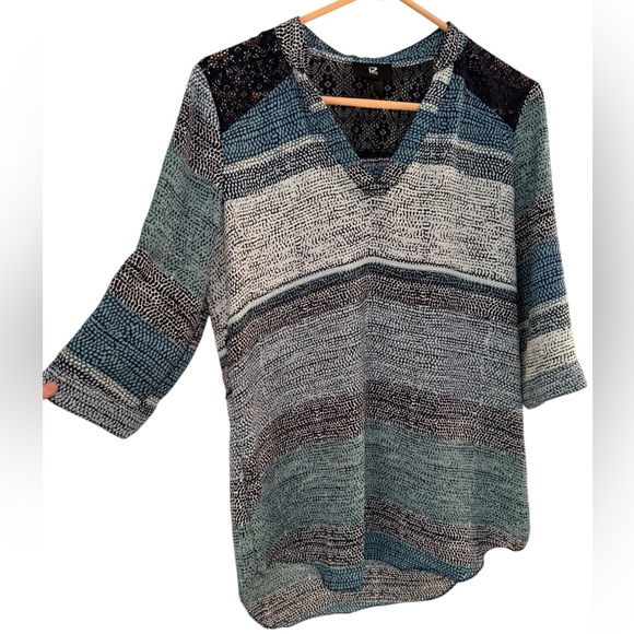 Women’s—IZ Buyer Three Quarter Sleeve V-Neck Blouse With Stripes & Lace. Size M. - Picture 2 of 6
